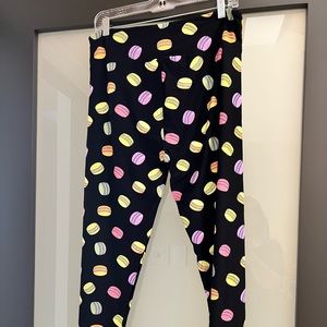 Leggings with macaroon pattern.